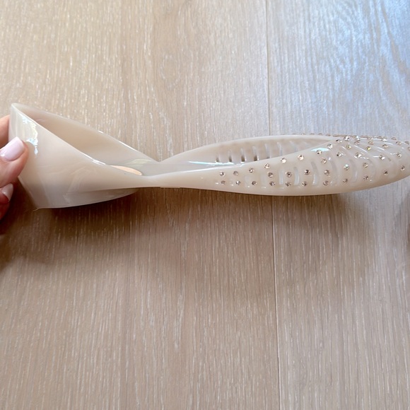 Stuart Weitzman Women's Cream Flats - Picture 4 of 12